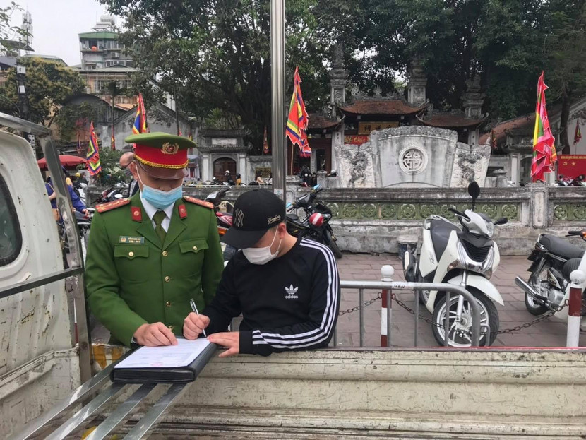 Công an quận Đống Đa xử phạt cá nhân lấn chiếm vỉa hè trông giữ phương tiện