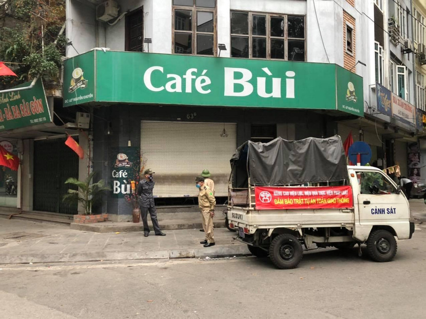 Lực lượng chức năng tuần tra nhắc nhở các cửa hàng cà phê, trà đá đóng cửa