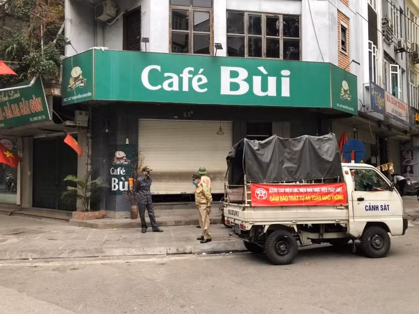 Lực lượng chức năng tuần tra nhắc nhở các cửa hàng cà phê, trà đá đóng cửa