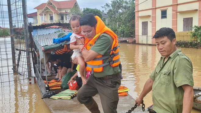 Công an các đơn vị khẩn trương triển khai các biện pháp cấp bách hỗ trợ nhân dân Công an các đơn vị khẩn trương triển khai các biện pháp cấp bách hỗ trợ nhân dân