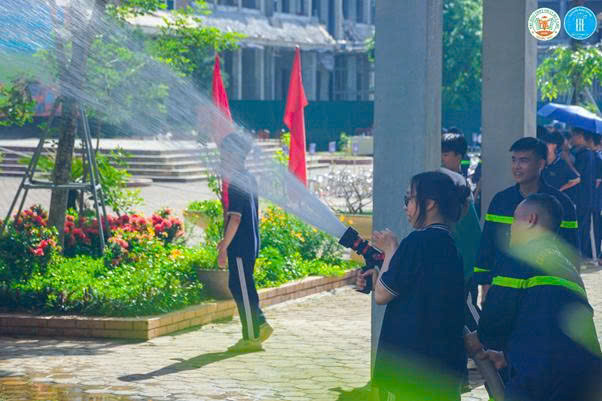 Học sinh được trải nghiệm sử dụng các thiết bị PCCC và CNCH chuyên dụng