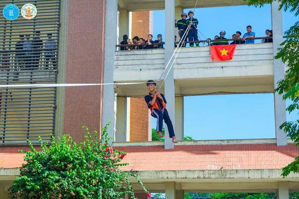 Học sinh trường THPT Phan Huy Chú thích thú khi được trải nghiệm các nội dung