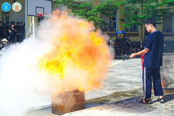 Hướng dẫn các em học sinh sử dụng các thiết bị PCCC cầm tay để khống chế đám cháy