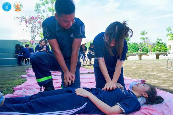 Hướng dẫn học sinh cách sơ cứu người gặp nạn