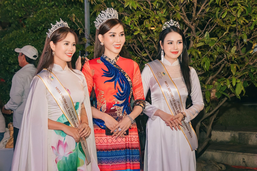 Hoa hậu Lương Thị Thùy Dung (giữa) nổi bật trong dàn người đẹp