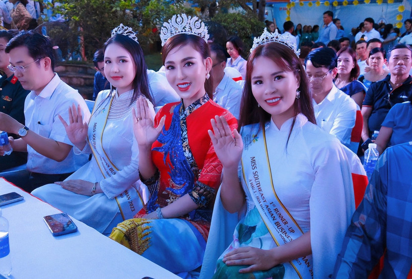 Chiếc áo dài với những nét hoa văn độc đáo được vẽ nên bởi bàn tay tài hoa của nhà thiết kế Trần Tâm Tâm