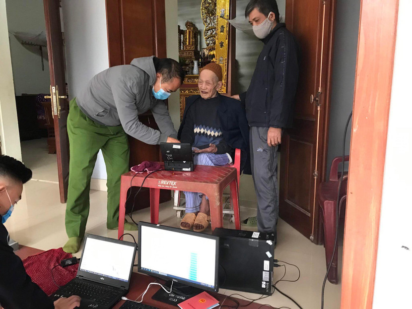 Các tổ lưu động đến tận nhà cấp căn cước cho các trường hợp người dân không thể di chuyển đến trụ sở