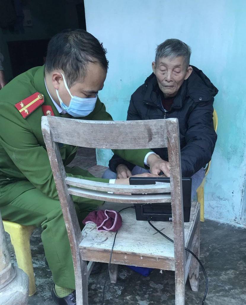 Những chiếc ghế đơn sơ, cũ kỹ nhanh chóng được sử dụng hỗ trợ công tác lấy vân tay