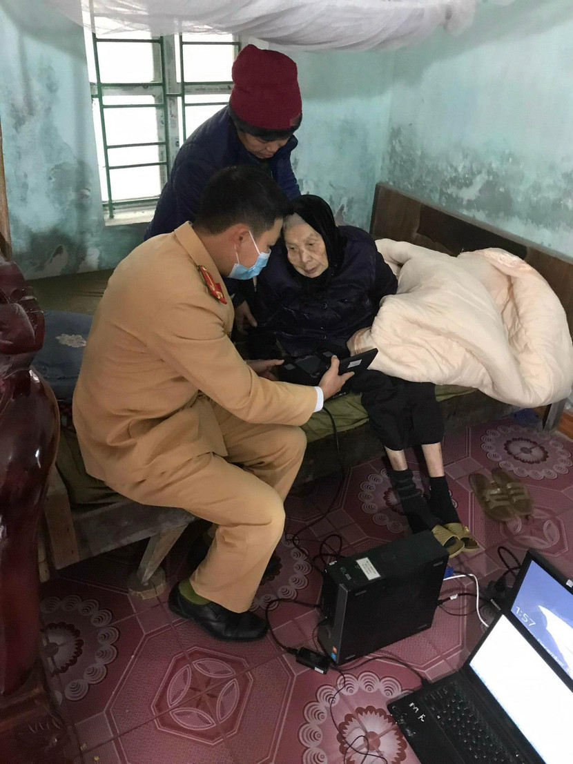 Các cụ già được các CBCS hỗ trợ làm căn cước tại nhà