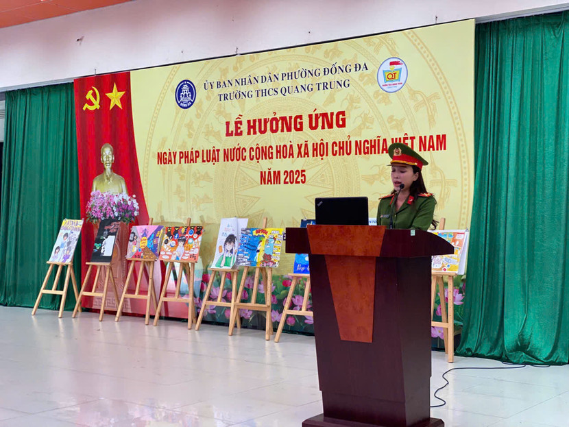 Cán bộ Công an phường Đống Đa truyền đạt các nội dung về “An toàn trong không gian mạng”