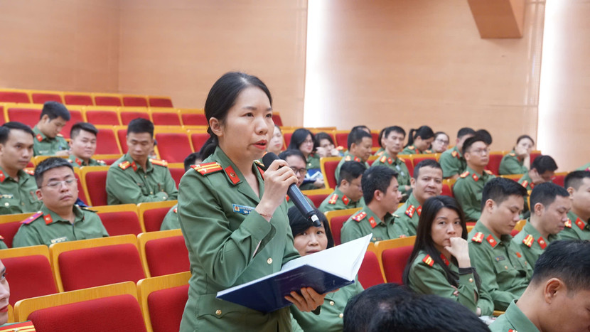 Cán bộ chiến sỹ Công an Hà Nội nêu các thắc mắc, câu hỏi liên quan đến nhà ở xã hội