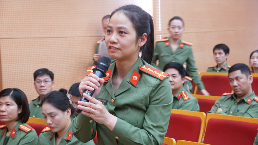 Các cán bộ chiến sỹ nêu câu hỏi liên quan đến vấn đề nhà ở xã hội