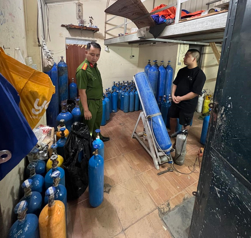 Lực lượng chức năng phát hiện thu giữ số lượng lớn bình khí N2O Lực lượng chức năng phát hiện thu giữ số lượng lớn bình khí N2O