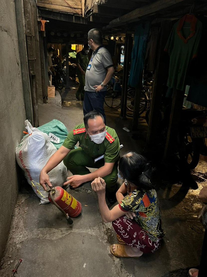 Trong quá trình kiểm tra, các CBCS tận tình hướng dẫn người dân các biện pháp an toàn PCCC Trong quá trình kiểm tra, các CBCS tận tình hướng dẫn người dân các biện pháp an toàn PCCC