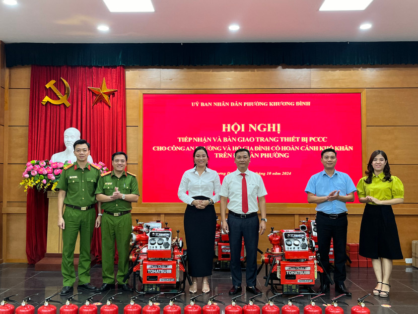 Đại diện doanh nghiệp trao tặng 5 máy bơm chữa cháy cho phường Khương Đình