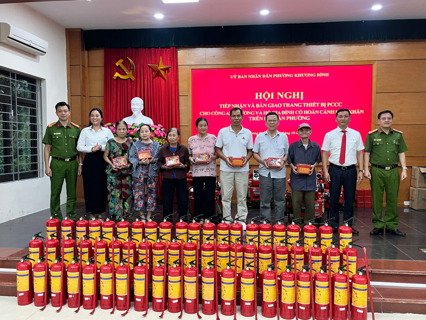 Trao tặng các thiết bị PCCC cho 31 hộ dân có hoàn cảnh khó khăn trên địa bàn phường Khương Đình
