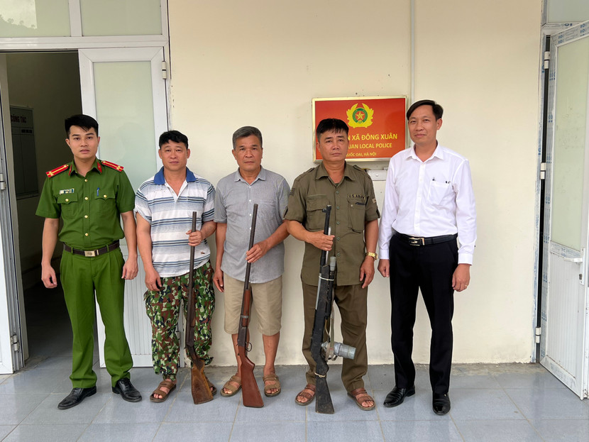 Nhiều người dân tự giác mang vũ khí đến trụ sở cơ quan Công an giao nộp