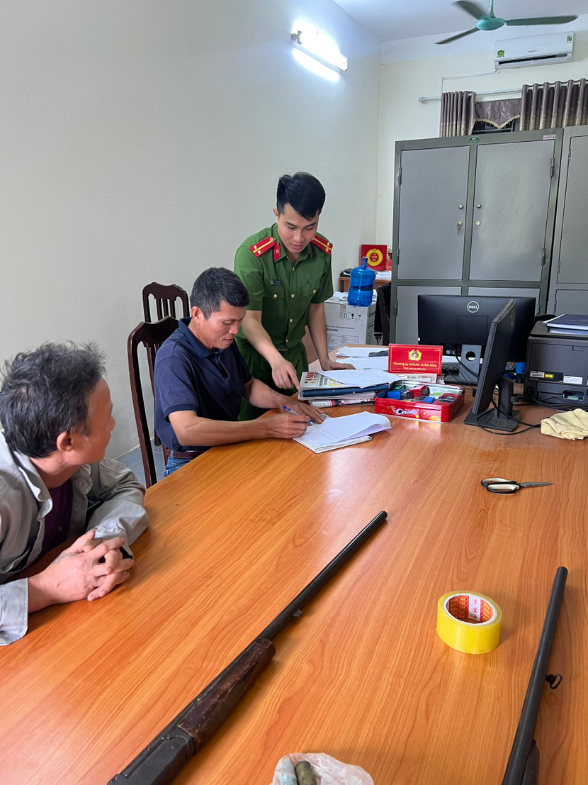 Công an xã vận động nhân dân giao nộp vũ khí
