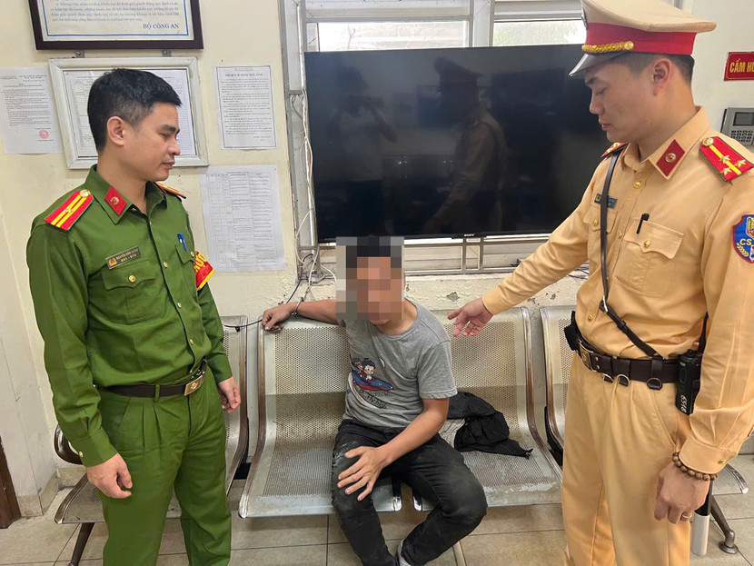 Khống chế đối tượng có biểu hiện tâm thần hành hung người đi đường ảnh 1