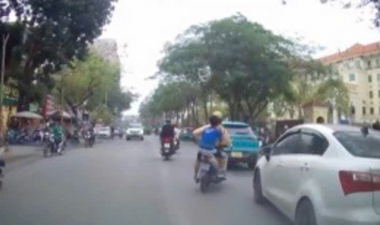 Khống chế đối tượng có biểu hiện tâm thần hành hung người đi đường ảnh 3