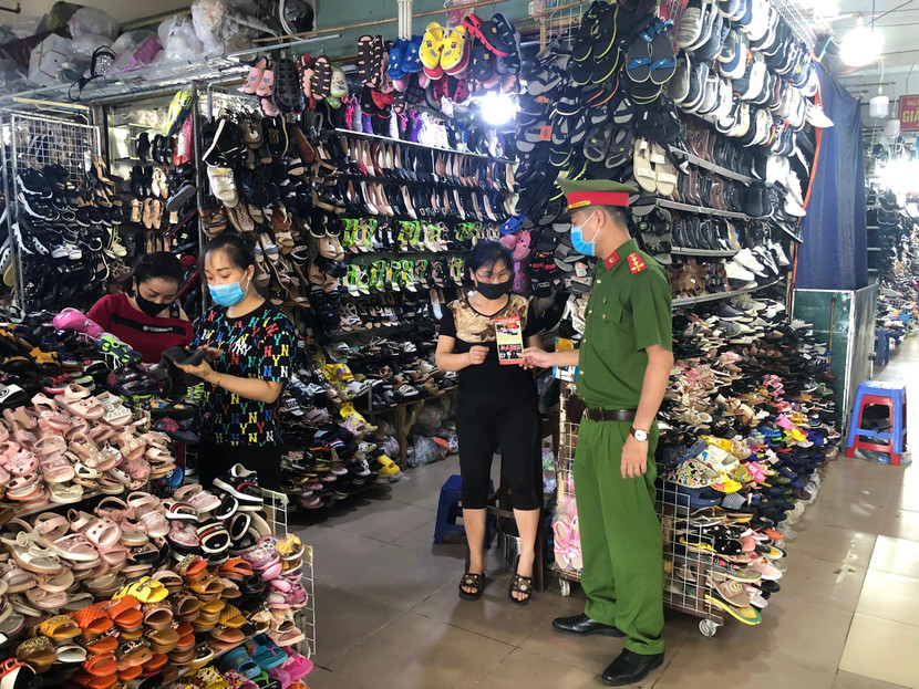 Những tờ rơi được phát tận tay người dân Những tờ rơi được phát tận tay người dân