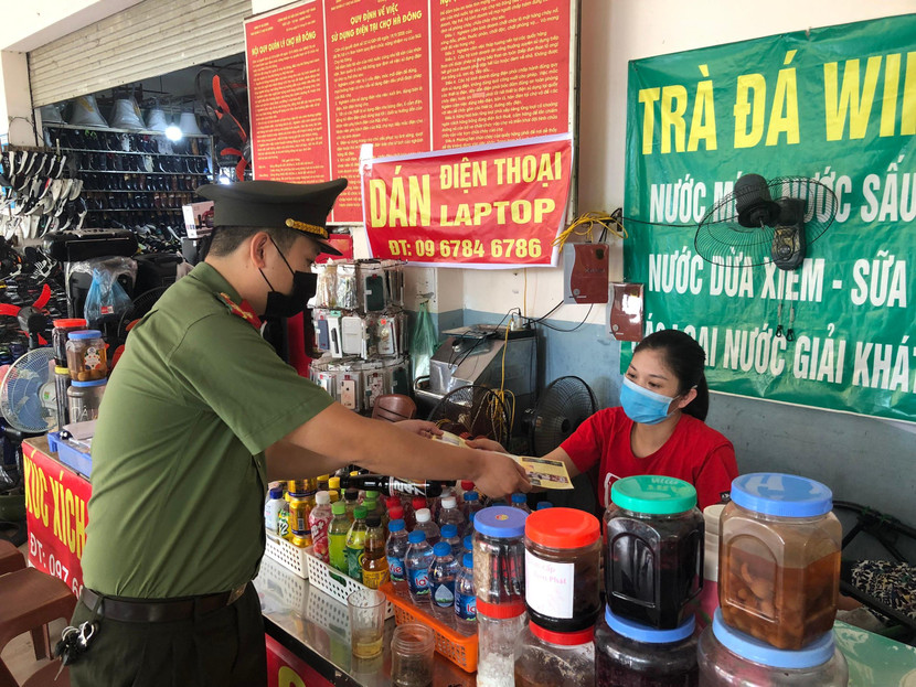 Phát tờ rơi đến từng hộ kinh doanh Phát tờ rơi đến từng hộ kinh doanh