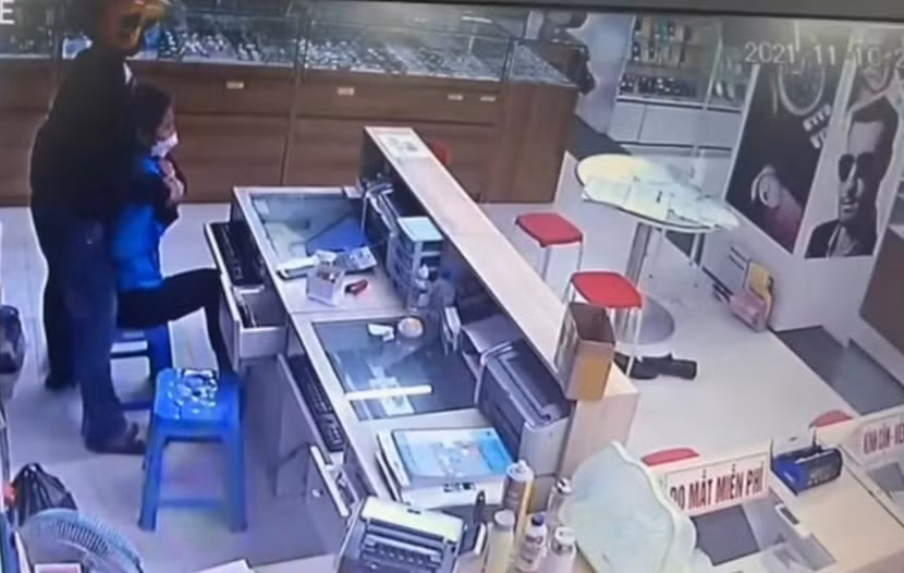 Đối tượng kề dao vào cổ nữ nhân viên thu ngân của cửa hàng bán điện thoại cướp tài sản
