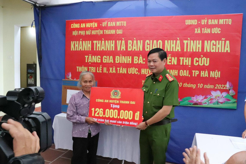 Thượng tá Trần Trí Dũng trao số tiền 126 triệu đồng hỗ trợ xây nhà tình nghĩa Thượng tá Trần Trí Dũng trao số tiền 126 triệu đồng hỗ trợ xây nhà tình nghĩa