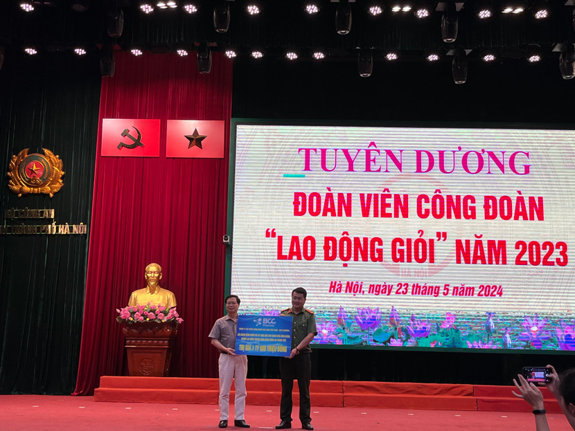 Đại diện công ty trao gói khám, chữa bệnh trị giá 1,6 tỷ đồng cho Công đoàn CATP Hà Nội