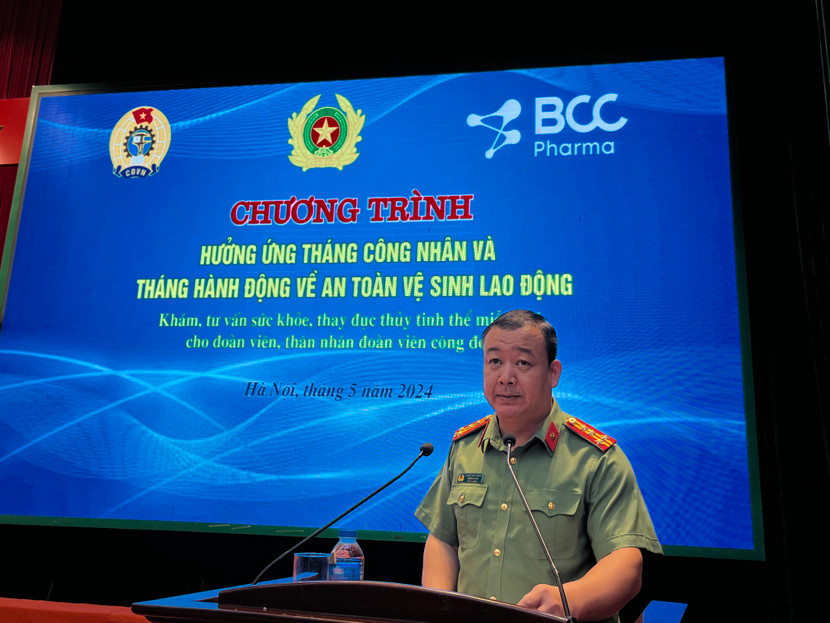 Đại tá Trần Văn Hùng - Trưởng Phòng Công tác Đảng và công tác chính trị CATP Hà Nội phát biểu tại chương trình