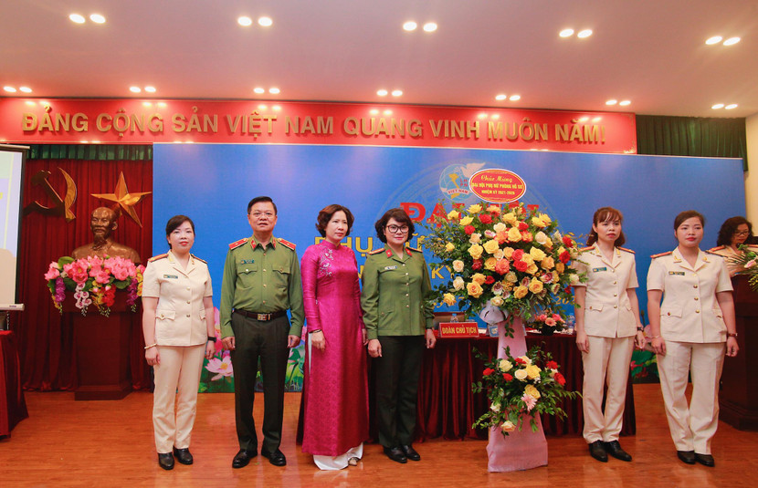 Đại diện lãnh đạo CATP và Hội liên hiệp phụ nữ Hà Nội chúc mừng thành công Đại hội phụ nữ Phòng Hồ sơ Đại diện lãnh đạo CATP và Hội liên hiệp phụ nữ Hà Nội chúc mừng thành công Đại hội phụ nữ Phòng Hồ sơ