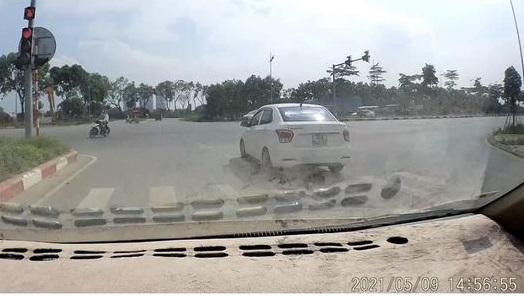 Hình ảnh phương tiện vượt đèn đỏ bị camera hành trình của người dân ghi lại