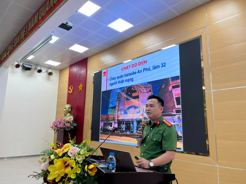 Báo cáo viên của hội nghị trình bày các nội dung liên quan đến công tác đảm bảo an toàn PCCC Báo cáo viên của hội nghị trình bày các nội dung liên quan đến công tác đảm bảo an toàn PCCC