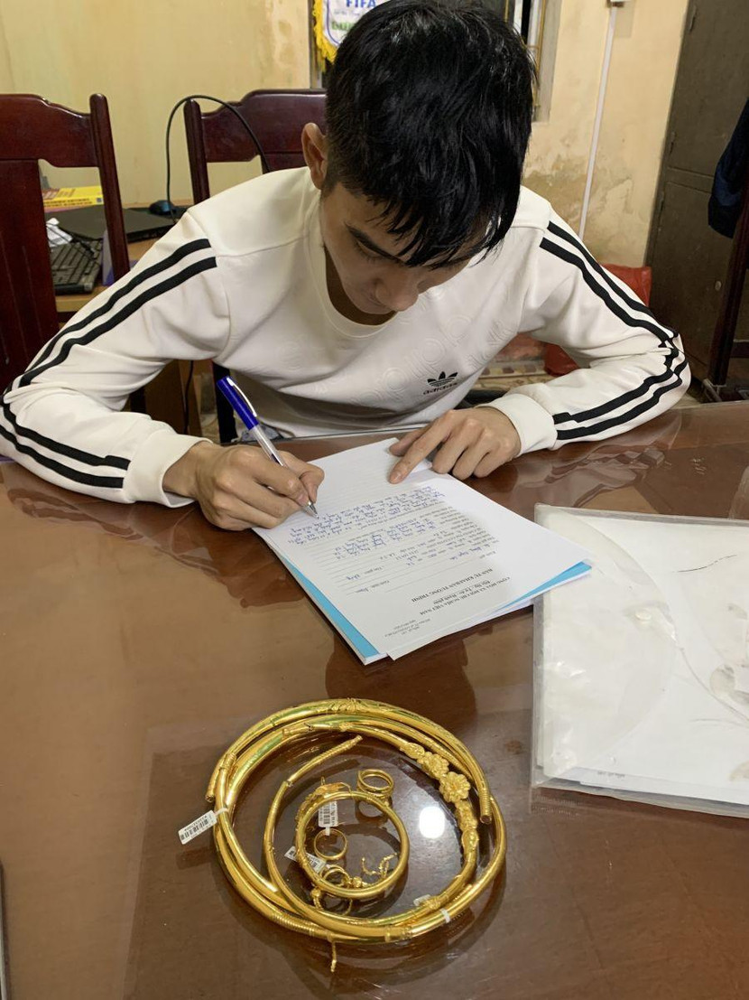 Đối tượng cùng số tang vật bị thu giữ Đối tượng cùng số tang vật bị thu giữ