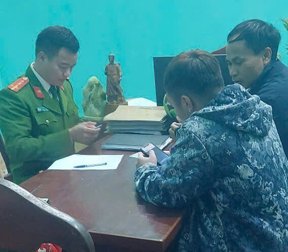 Công an xã Đào Mỹ, Lạng Giang, Bắc Giang tiếp nhận đề nghị hỗ trợ của anh Tuyến Công an xã Đào Mỹ, Lạng Giang, Bắc Giang tiếp nhận đề nghị hỗ trợ của anh Tuyến