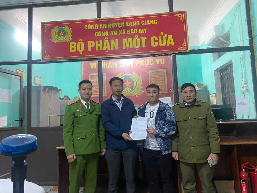 Công an xã hỗ trợ người dân nhận lại số tiền chuyển nhầm Công an xã hỗ trợ người dân nhận lại số tiền chuyển nhầm