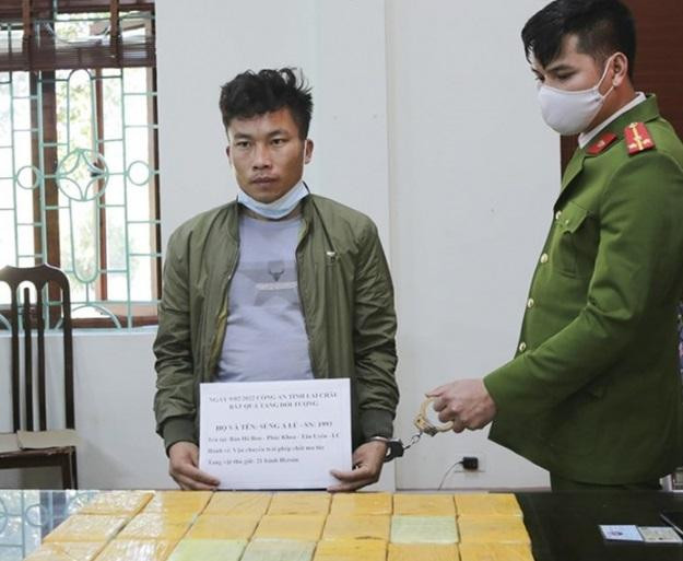 Đối tượng cùng số tang vật bị thu giữ Đối tượng cùng số tang vật bị thu giữ