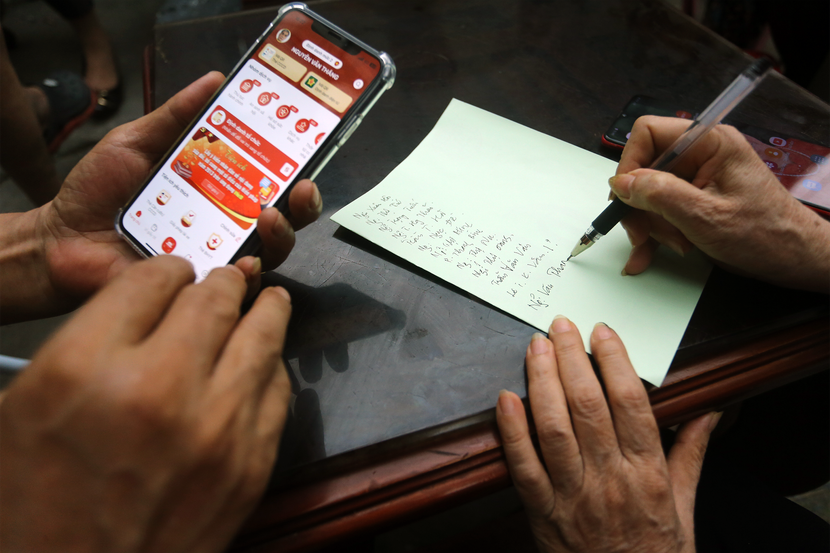 Những người dân sau khi góp ý thành công được tổ trưởng dân phố ghi vào danh sách Những người dân sau khi góp ý thành công được tổ trưởng dân phố ghi vào danh sách