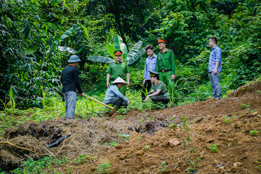 Qua những phong tục tập quán của đồng bào đòi hỏi cán bộ công an xã không chỉ có kiến thức pháp luật mà còn phải am hiểu về văn hóa địa phương để có thể giao tiếp, vận động