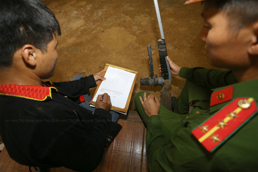 Ký biên bản giao nộp súng