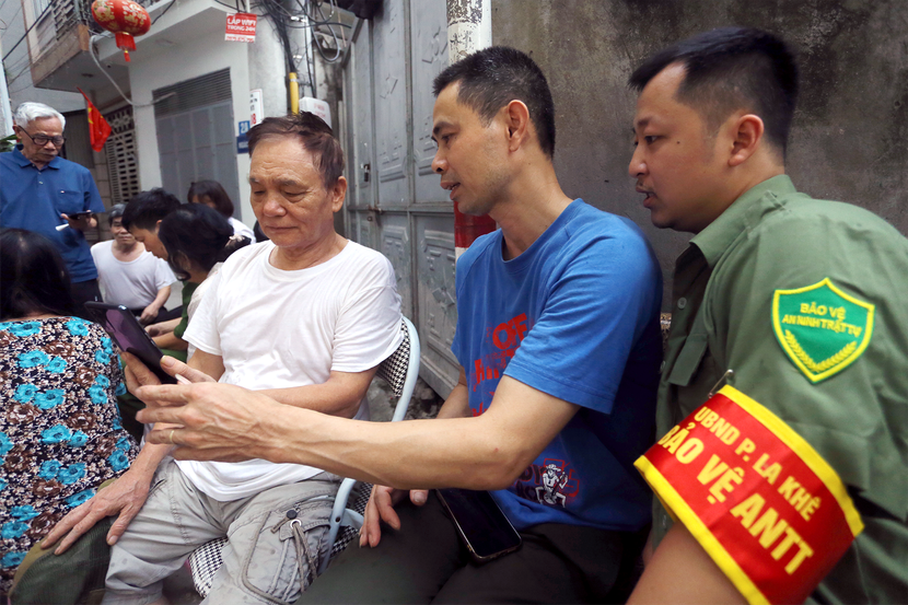 Các thành viên trong Lực lượng tham gia bảo vệ an ninh, trật tự ở cơ sở tích cực hỗ trợ hướng dẫn người dân Các thành viên trong Lực lượng tham gia bảo vệ an ninh, trật tự ở cơ sở tích cực hỗ trợ hướng dẫn người dân