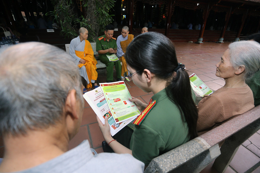 Những tờ rơi hướng dẫn được in màu giúp người dân dễ dàng thực hiện góp ý Những tờ rơi hướng dẫn được in màu giúp người dân dễ dàng thực hiện góp ý