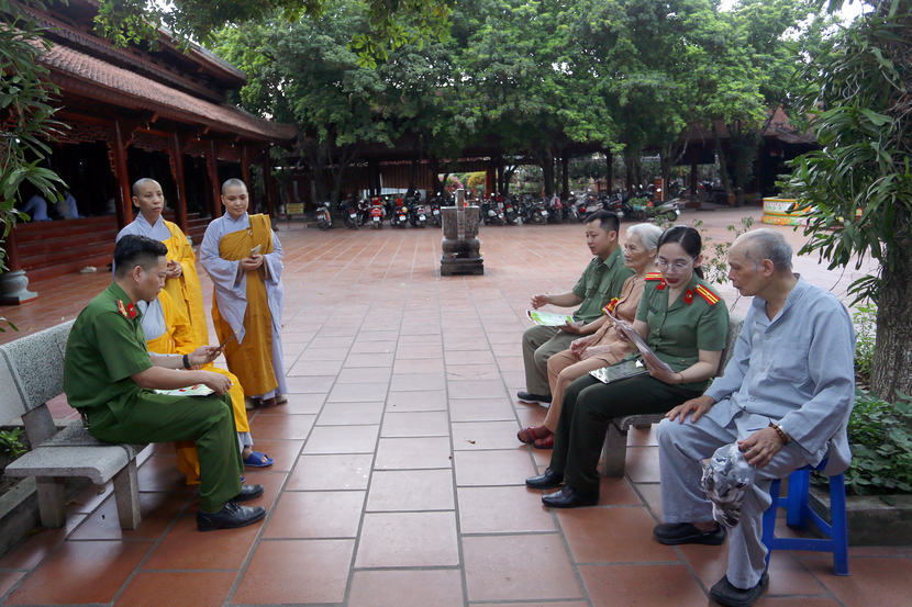 Cán bộ, chiến sĩ Công an phường La Khê hướng dẫn chư tăng và phật tử tham gia góp ý sửa đổi Hiến pháp năm 2013 Cán bộ, chiến sĩ Công an phường La Khê hướng dẫn chư tăng và phật tử tham gia góp ý sửa đổi Hiến pháp năm 2013