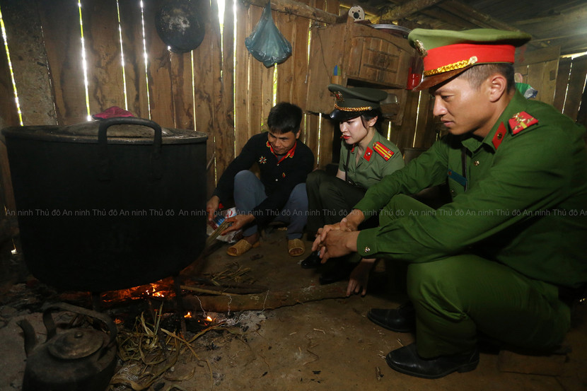Để thay đổi quan niệm này, công an xã đã phải kiên trì biện pháp "mưa dầm thấm lâu" qua những buổi tuyên truyền