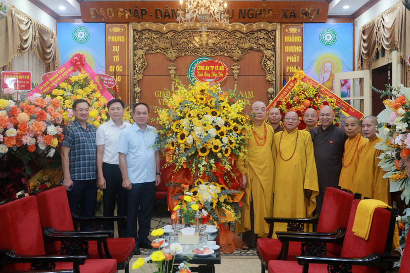 Thiếu tướng Nguyễn Thanh Tùng, Giám đốc CATP Hà Nội cùng đoàn công tác tặng hoa chúc mừng Hội đồng Trị sự Giáo hội Phật giáo Việt Nam