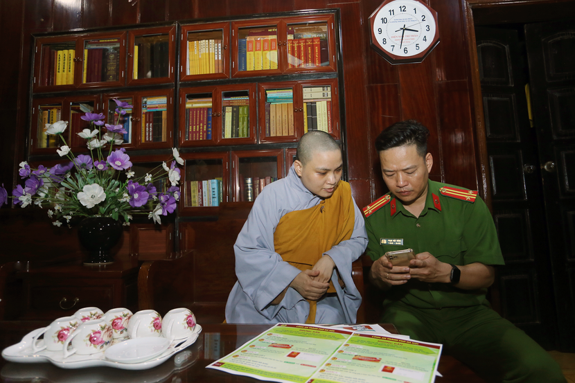 Trung tá Phạm Việt Hùng hướng dẫn sư thầy Thích Đàm Bảo từng bước truy cập ứng dụng VNeID để thực hiện quyền góp ý sửa đổi Hiến pháp Trung tá Phạm Việt Hùng hướng dẫn sư thầy Thích Đàm Bảo từng bước truy cập ứng dụng VNeID để thực hiện quyền góp ý sửa đổi Hiến pháp