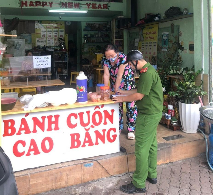 Chủ cơ sở kinh doanh ăn uống ký cam kết dừng phục vụ tại chỗ