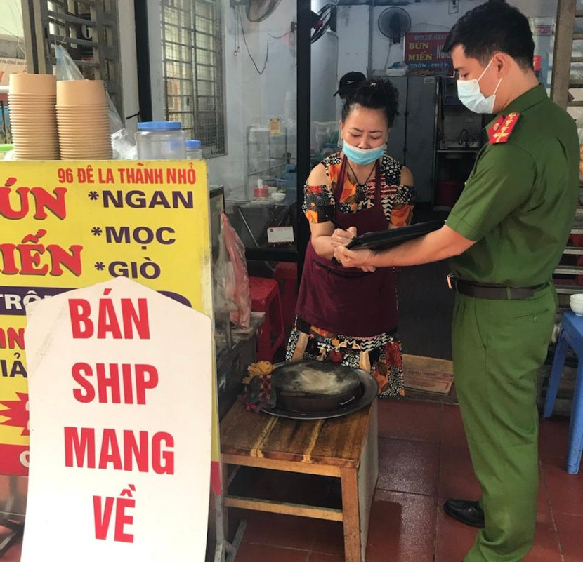 Những tấm biển chỉ bán mang về được chủ cơ sở chủ động treo ngay trước cửa hàng