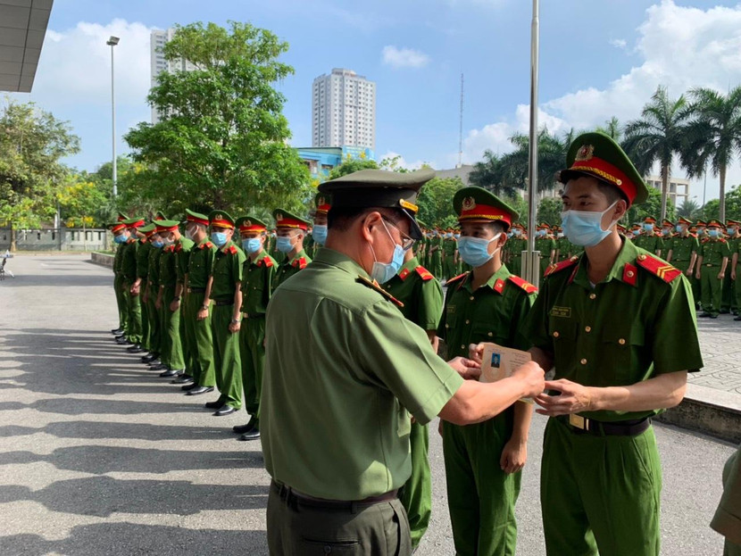 Thiếu tướng Đào Thanh Hải - Phó Giám đốc CATP trao Chứng nhận hoàn thành khóa huấn luyện cho các chiến sỹ