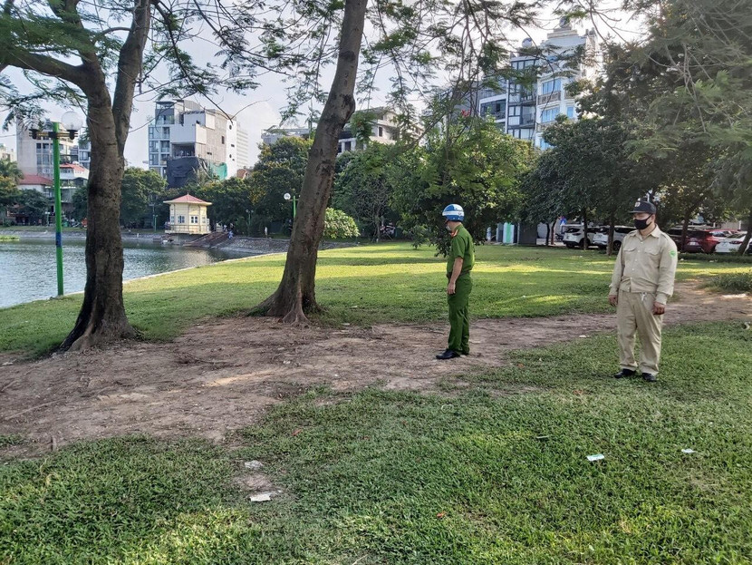 Công an phường và lực lượng chức năng chốt tại khu vực hồ 3 mẫu nhắc nhở người dân không tập thể dục, tập trung đông người
